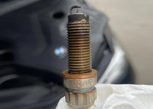 Reciclagem de velas de ignição de irídio e platina NGK8S